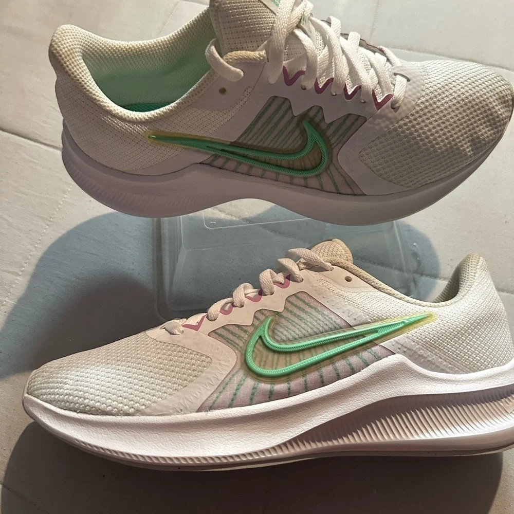 Nike Women's White and Mint Athletic Shoes